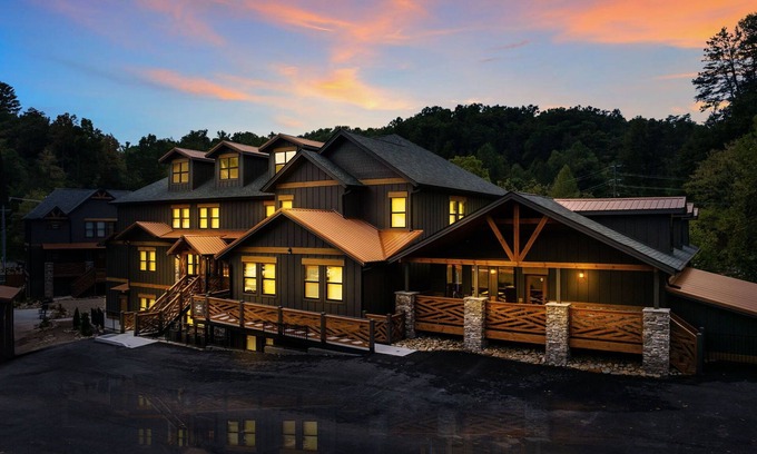 Gatlinburg - Pigeon Forge Cabina | BIG BEAR COVE - 26 BEDROOMS, SLEEPS 100 PEOPLE, LOADED WITH LUXURY!!!