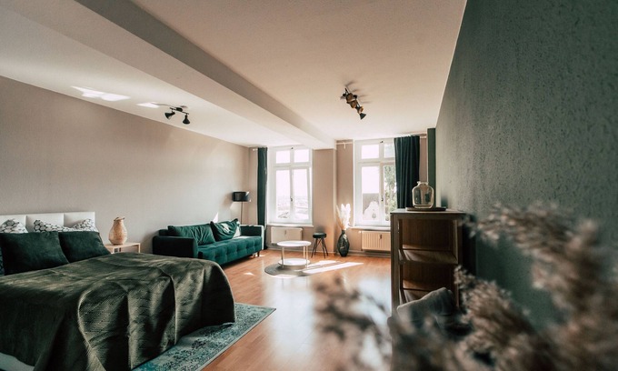 Zentrum-Ost Apartamento | *Big Botanical* 2-room apartment with kitchen - Luga Homes - Townhouse