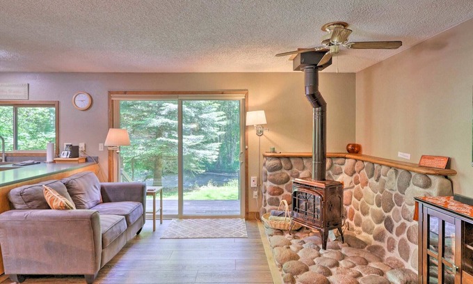 Paradise Estates Cabina | BIG CREEK waterfront retreat!! 2bed-2bath+HOT TUB+Covered Deck+BBQ+EV charger! ✨