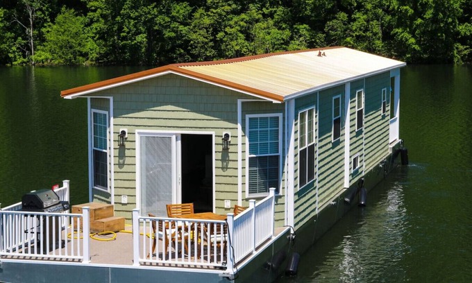 Nancy Alquiler De Eote | Big Green Stationary- Lee’s Ford Marina