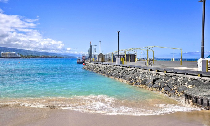 Historic Kailua Village Apartamento | Big Island Condo w/ Pool Access: Walk to Beach!