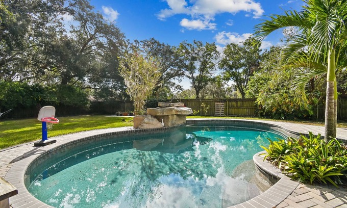 East County Civic Group Casa | Big Pool, Yard & Pet friendly