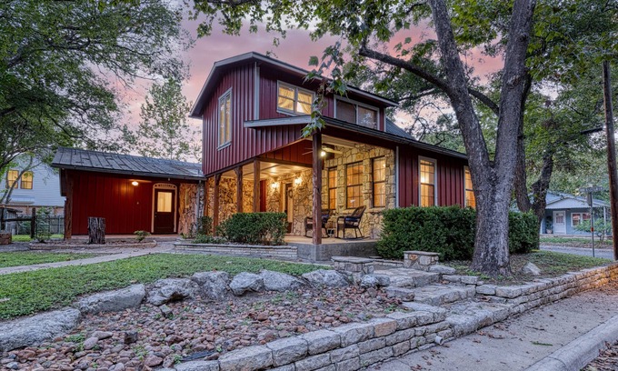 Boerne Casa | “Big Red”- Boerne Farmhouse, walk to Main Street!