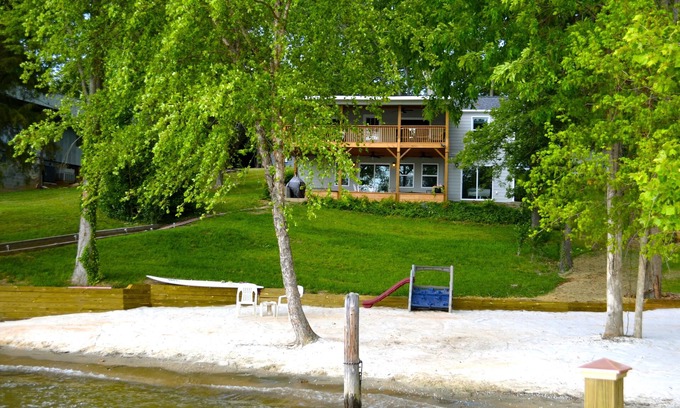 Steele Creek Cabaña | Gran agua, amplia vista, increíbles puestas de sol, con alquiler de pontones disponibles.