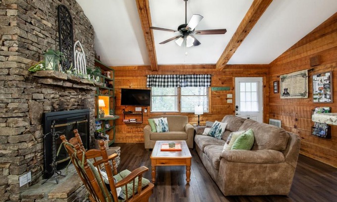 Townsend Casa | Bigfoot Haven-JacuzziTub, Fireplace, Seen on HGTV!