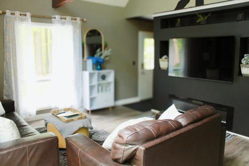 Farwell Casa | Bigfoot Retreat- ORV Trails- Private Lakes- Secret Game Room