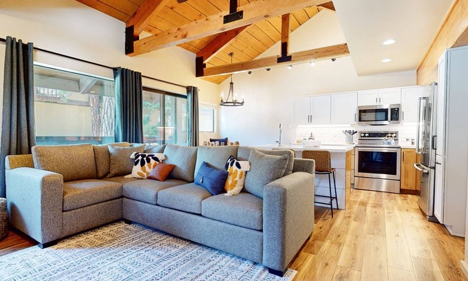 Majestic Pines Condominio | Bigwood #45 (2-Bedroom Condo) with Pool by RedAwning