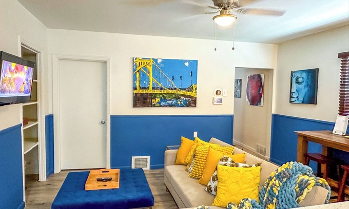 Marshall-Shadeland Casa | Bike to stadiums, 3-bedroom urban art house in Pittsburgh, kid and pet-friendly.