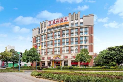 Chancheng Hotel | Billions-Earn Hotel just a 3 minute walk to the Ceramics Expo Center and close to Guangdong Foshan Creative Park and China Ceramics City
