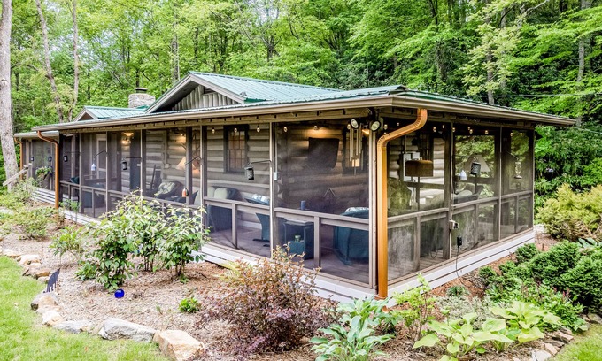 Franklin Casa | Bird-watcher's creekside cabin with screened porch, fireplace, yard, & firepit