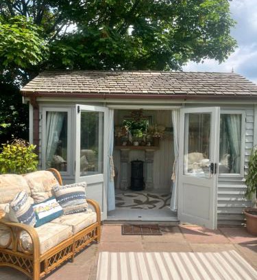 Tunstall Otro | Birds and The Bees Summer House
