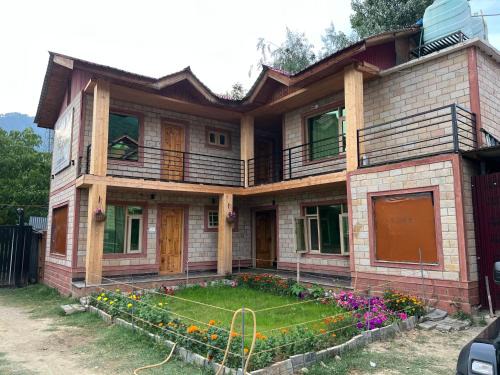 Srechan Casa | Birdsong 5BR Stay with Riverside by Homeyhuts