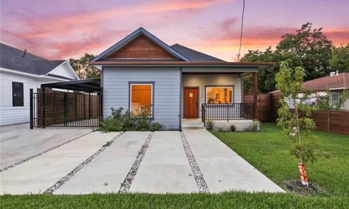 Oak Cliff Casa | Bishop Arts Bungalow Escape
