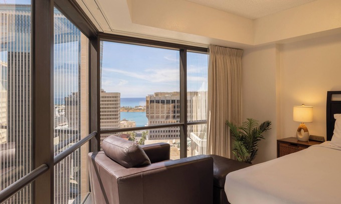 Downtown Honolulu Condominio | Bishop Suites at Executive Center Ocean View 1 Bedroom Suite + Full Kitchen