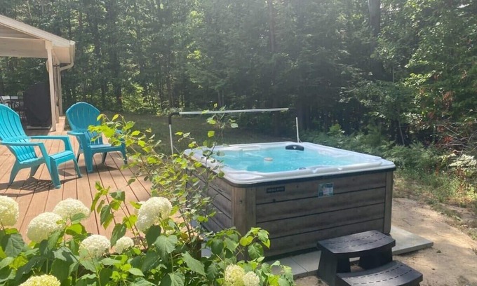 Williamsburg Casa | Bissell Creek Woodside Cottage - Dog Friendly with Hot Tub!