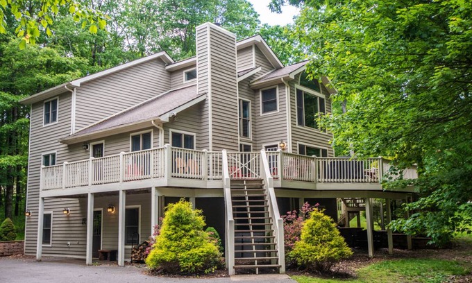 Blakeslee Casa | Black Bear Lodge: Lake Access Home w/ Community Indoor Pool