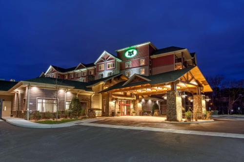 Pigeon Forge Hotel | Black Fox Lodge Pigeon Forge, Tapestry Collection by Hilton