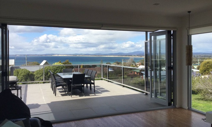 Bridport Casa | Casa negra sobre Richard