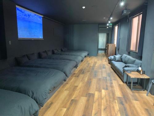 Asato Apartamento | Black Penthouse Naha 最大12名宿泊可 118平米 国際通り沿い 牧志駅 徒歩5分