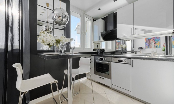 Fabryczna Apartamento | Black & White Studio by Renters