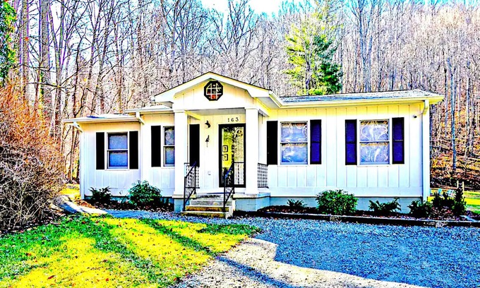 Weaverville Casa | Blackberry Bliss: Charming 3 BD, 2 BA Creek-Front Cottage Near Weaverville