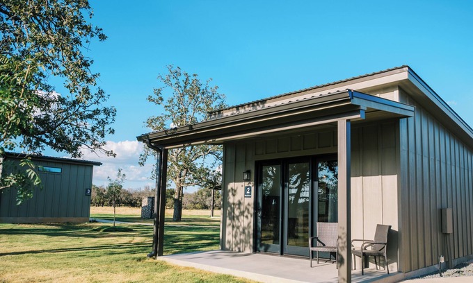 Stonewall Cabina | Blackstone / Casita #2 - Private Porch, Luxury, Country Feels, Walk to Wineries