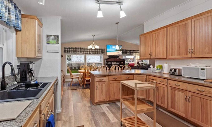 Bayview Casa | Blanchette Property · 4 Season Bayview Getaway/ Bayview/Hot tub/Fishing