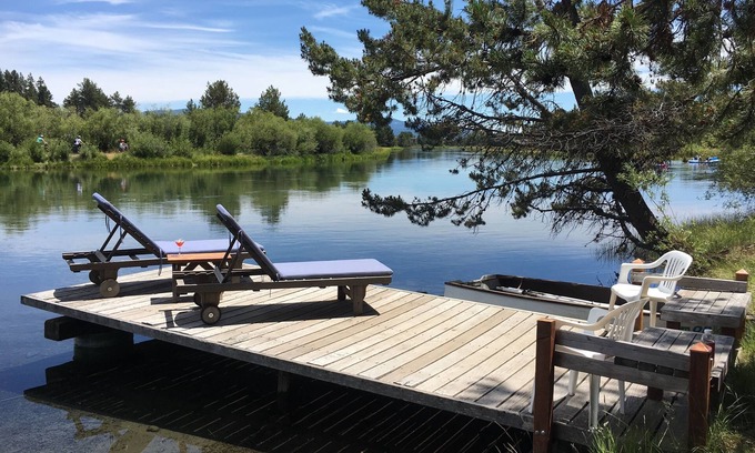 Sunriver Cabina | Blinn's Landing: cabaña histórica frente al río, muelle y vistas a la montaña. Perros bien!