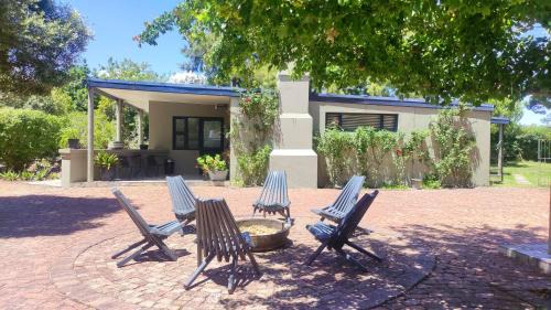 Elgin Casa | Blissful Country Garden King Bed Cottage