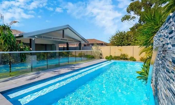 Sawtell Casa | Blossom House is a large 4 Bedroom home with pool, suitable for families or corporate stays