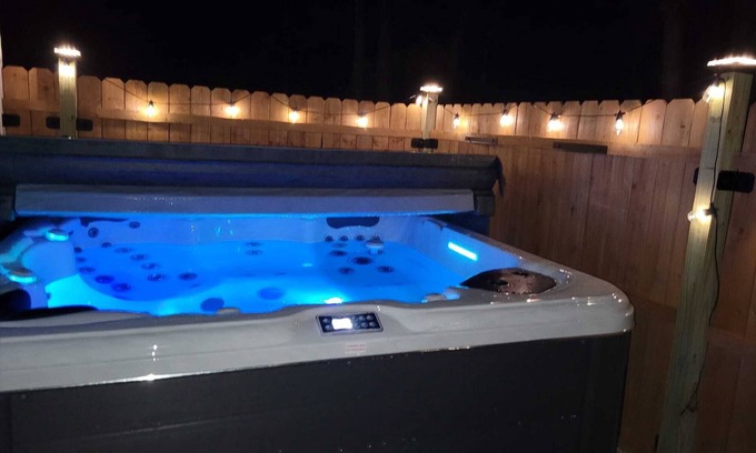 East Sandwich Casa | Blue Anchor Cottage - private hot tub getaway!