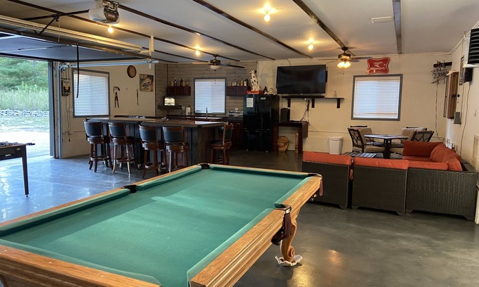 Kalkaska Casa | ¡Blue Bear Hideout, la configuración definitiva para grupos grandes y reuniones!