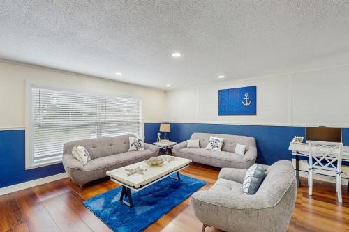 College Green Estates Casa | Blue Boat House