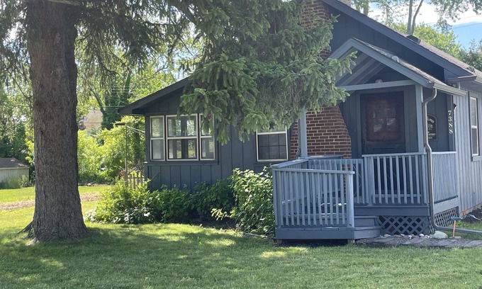 Jeddo Cabaña | Blue Dolphin Cottage - relax steps away from sandy Lake Huron beaches