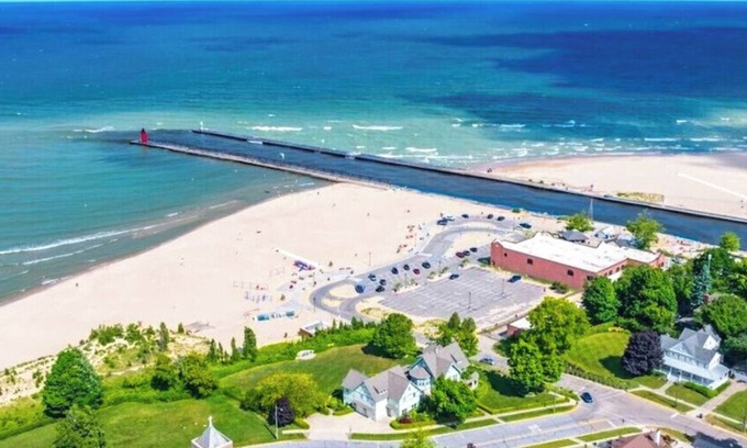 South Haven Casa | Blue Grasshopper – Spacious Luxury Retreat with Two Primary Suites