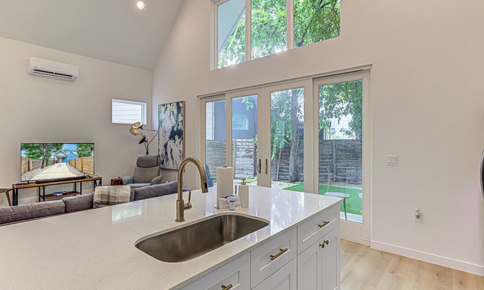 Galindo Casa | Blue Haven Retreat – Trendy 2 BDR Sleeps 4! Walk to South Lamar, Dining & More