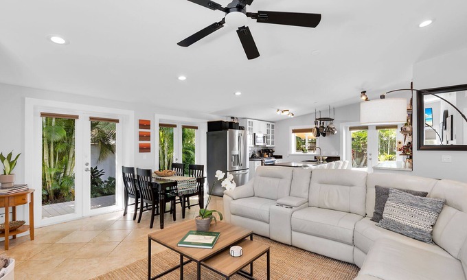 Midtown Casa | ~BLUE HAVEN~ Welcome to this single-story retreat with a pool!