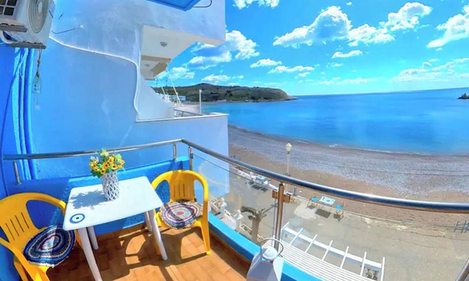 Haraki Apartamento | Blue House Beach Apartment - Sleeps 4 & Balcony