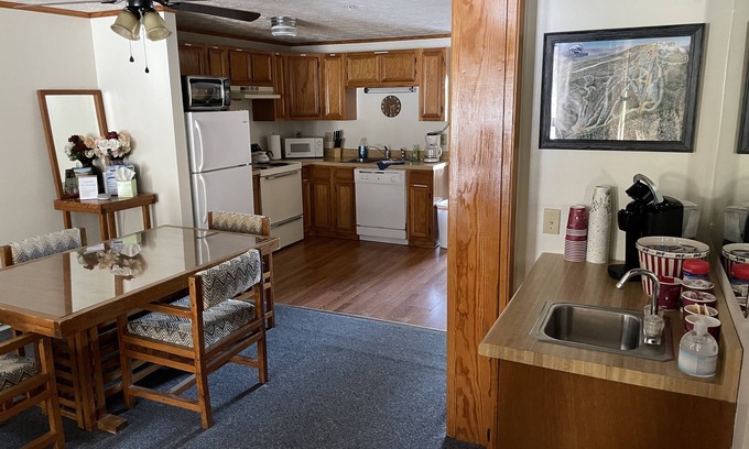 Claysburg Condominio | Blue Knob Condo - 2/Queen Bedrooms, 2/Full Baths, Indoor Pool, Wet Bar & WiFi