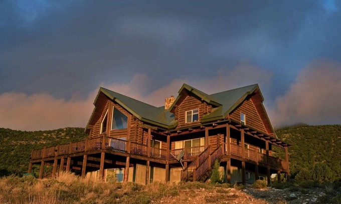 Newcastle Casa | Blue Mountain Ranch: 7 Bedrooms, Sleeps 20