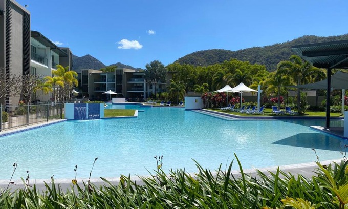 Nelly Bay Apartamento | Blue on Blue Deluxe King or Twin room, steps from ferry, amazing pool, wifi