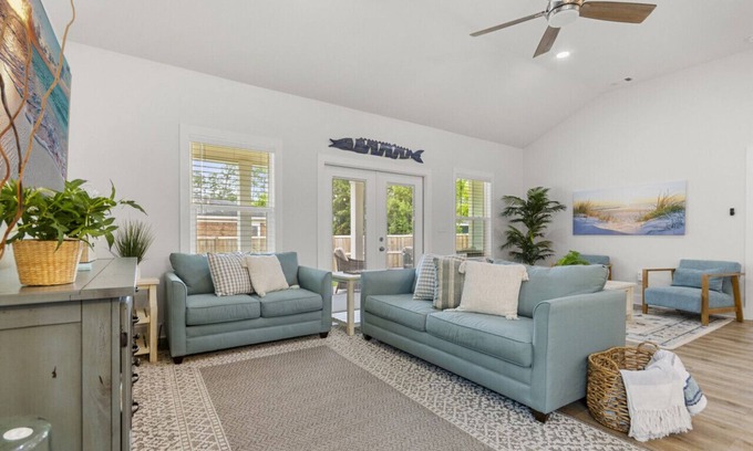 Oak Court Cabaña | Blue Ono Cottage w Hot Tub, Fire Pit, 5 min to Beach, free parking