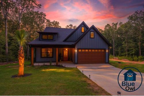 Westminster Casa | Blue Owl Lakefront Getaway Hot Tub Mini Golf