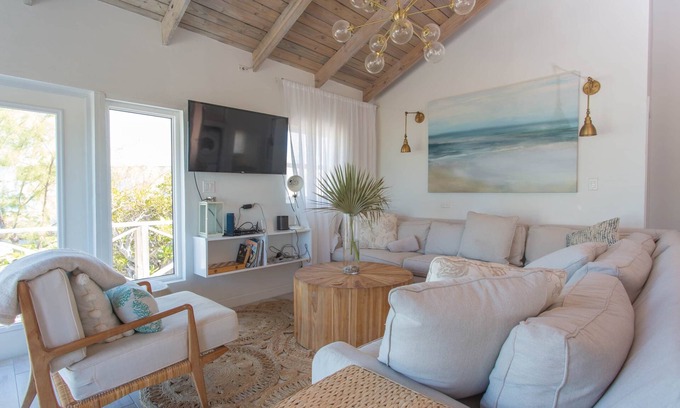 William's Town Casa | Blue Point Cottage, perfect for small families & couples, beachfront w/ hot tub!