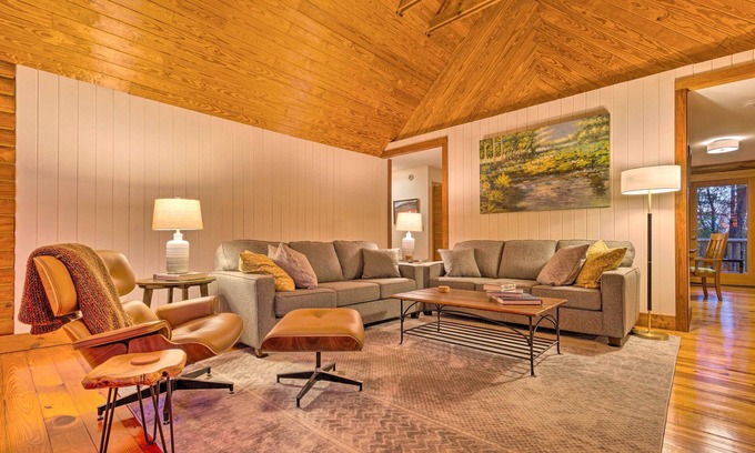 Travelers Rest Cabina | Blue Ridge Mtn Cabin Near Hiking & Biking Trails!