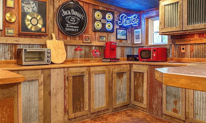Gruetli Laager Cabina | Blue Suede Stay - Elvis’s Escape