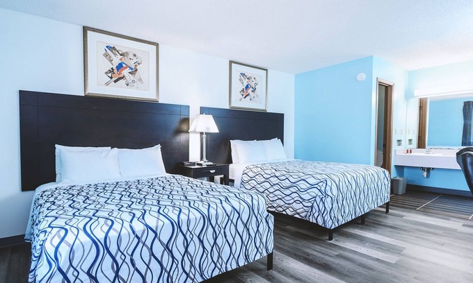 Wellington Hotel | Blue Way Inn & Suites Wellington - Deluxe 2 Queen Bed Non Smoking