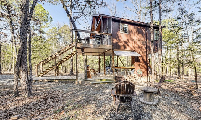 Whitesboro Apartamento | 'Bluebird Treehouse' Near Kiamichi Mtns w/ Hot Tub