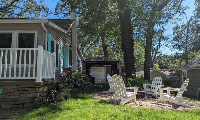 Spring Lake Cabaña | Bluegill Cottage l Fall by the Lake with Fires, Kayaks & Family Time