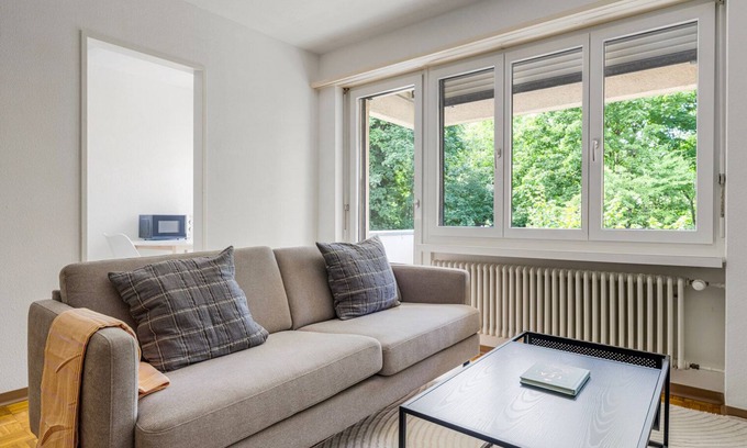 Affoltern Apartamento | Blueground | Affoltern, balcony, nr Uetliberg